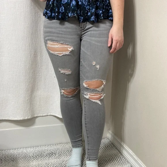 Women’s American Eagle Outfitters Distressed Grey Jegging Jeans. Size 4 short. - Picture 1 of 16